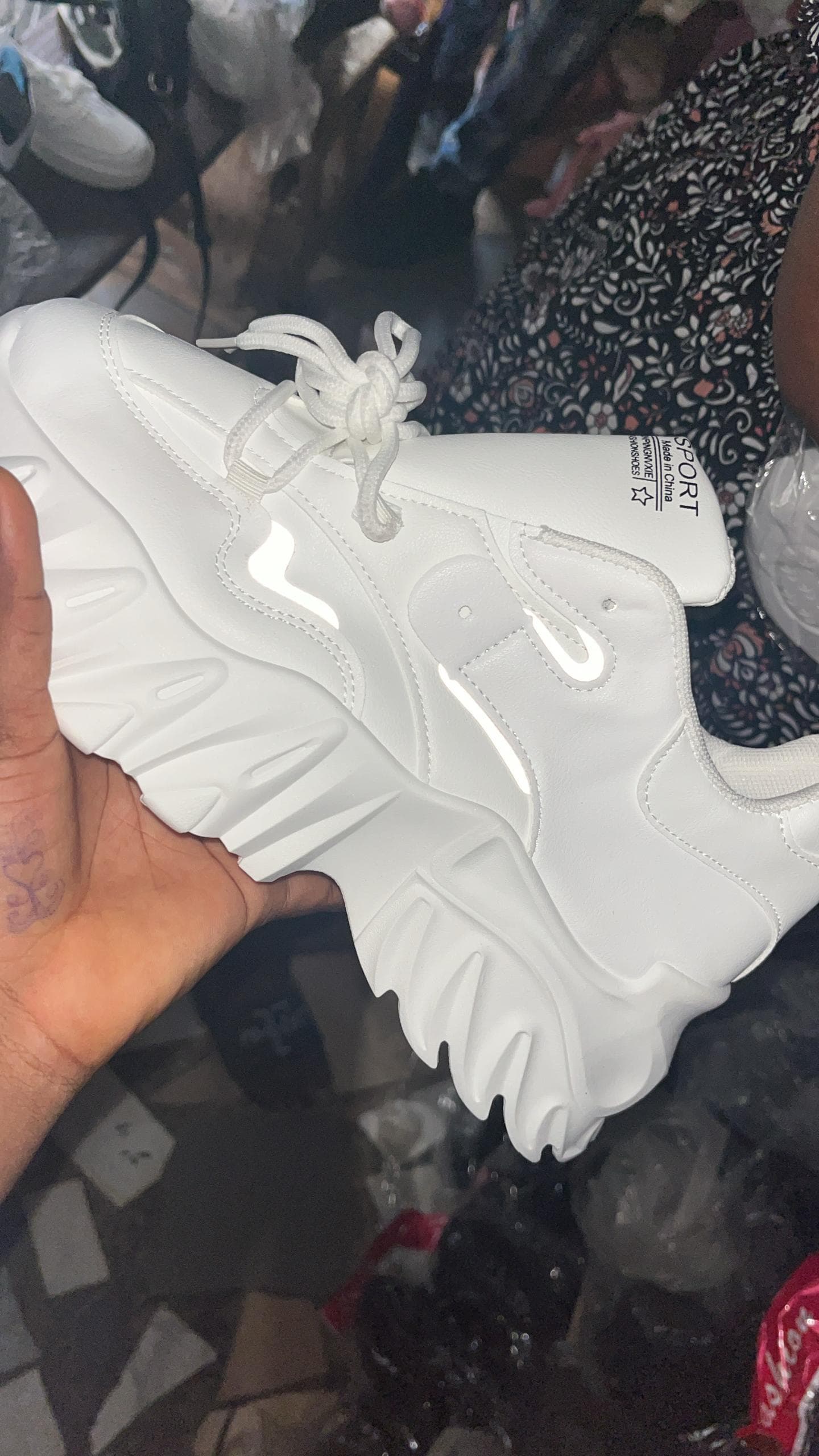 Sneakers image 1